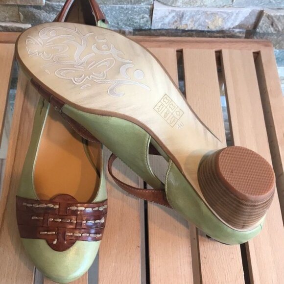 Everybody Women's Landino Mary Jane Pump - Picture 7 of 7